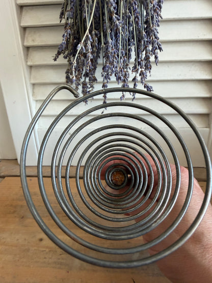 Oude eierklopper, vintage spiraalgarde, antiek keukengerei, brocante keukenaccessoires, ouderwetse garde, landelijke keukendecoratie, Sofia&