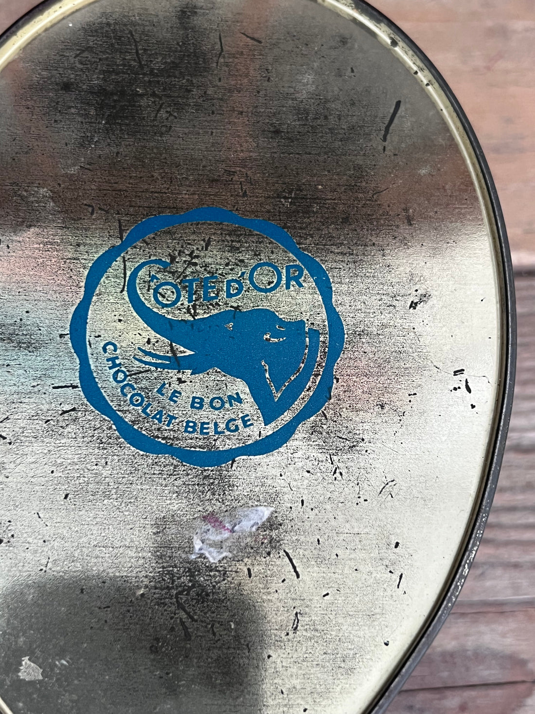 Cote d’Or chocolade blikje, lichtblauw chocolade blikje, ovale chocoladeblikjes, chocolade cadeauverpakking, engeltjes design blikje, stijlvolle chocoladehouder, Cote d’Or chocolade cadeau, verzamelblikken chocolade, luxe chocoladeverpakking.