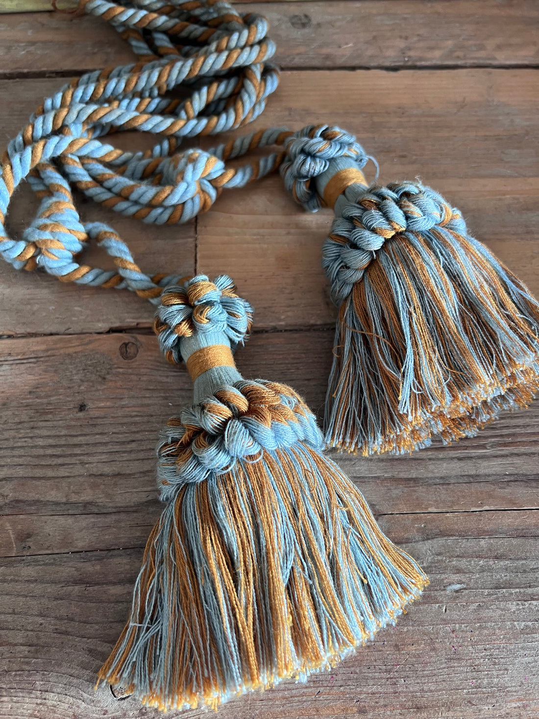 vintage embrasses, Franse embrasses, blauwe embrasses met kwasten, okergele kwasten embrasses, gordijnhouders vintage, Franse gordijnembrasses, decoratieve embrasses, vintage gordijnaccessoires, elegante embrasses Frankrijk.