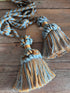 vintage embrasses, Franse embrasses, blauwe embrasses met kwasten, okergele kwasten embrasses, gordijnhouders vintage, Franse gordijnembrasses, decoratieve embrasses, vintage gordijnaccessoires, elegante embrasses Frankrijk.