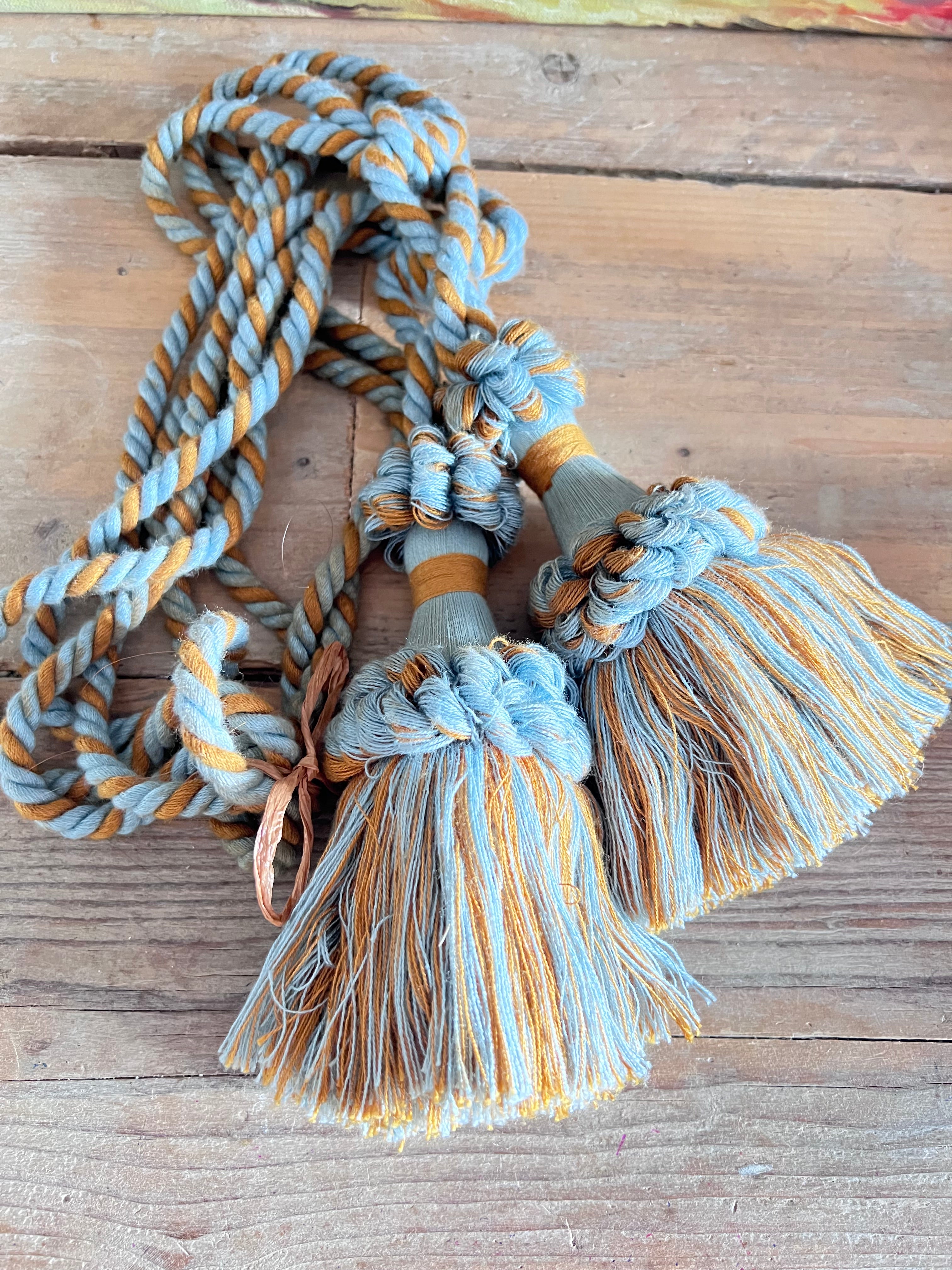 vintage embrasses, Franse embrasses, blauwe embrasses met kwasten, okergele kwasten embrasses, gordijnhouders vintage, Franse gordijnembrasses, decoratieve embrasses, vintage gordijnaccessoires, elegante embrasses Frankrijk.