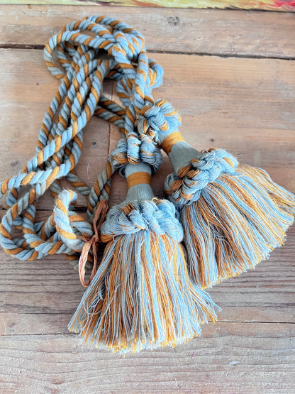 vintage embrasses, Franse embrasses, blauwe embrasses met kwasten, okergele kwasten embrasses, gordijnhouders vintage, Franse gordijnembrasses, decoratieve embrasses, vintage gordijnaccessoires, elegante embrasses Frankrijk.