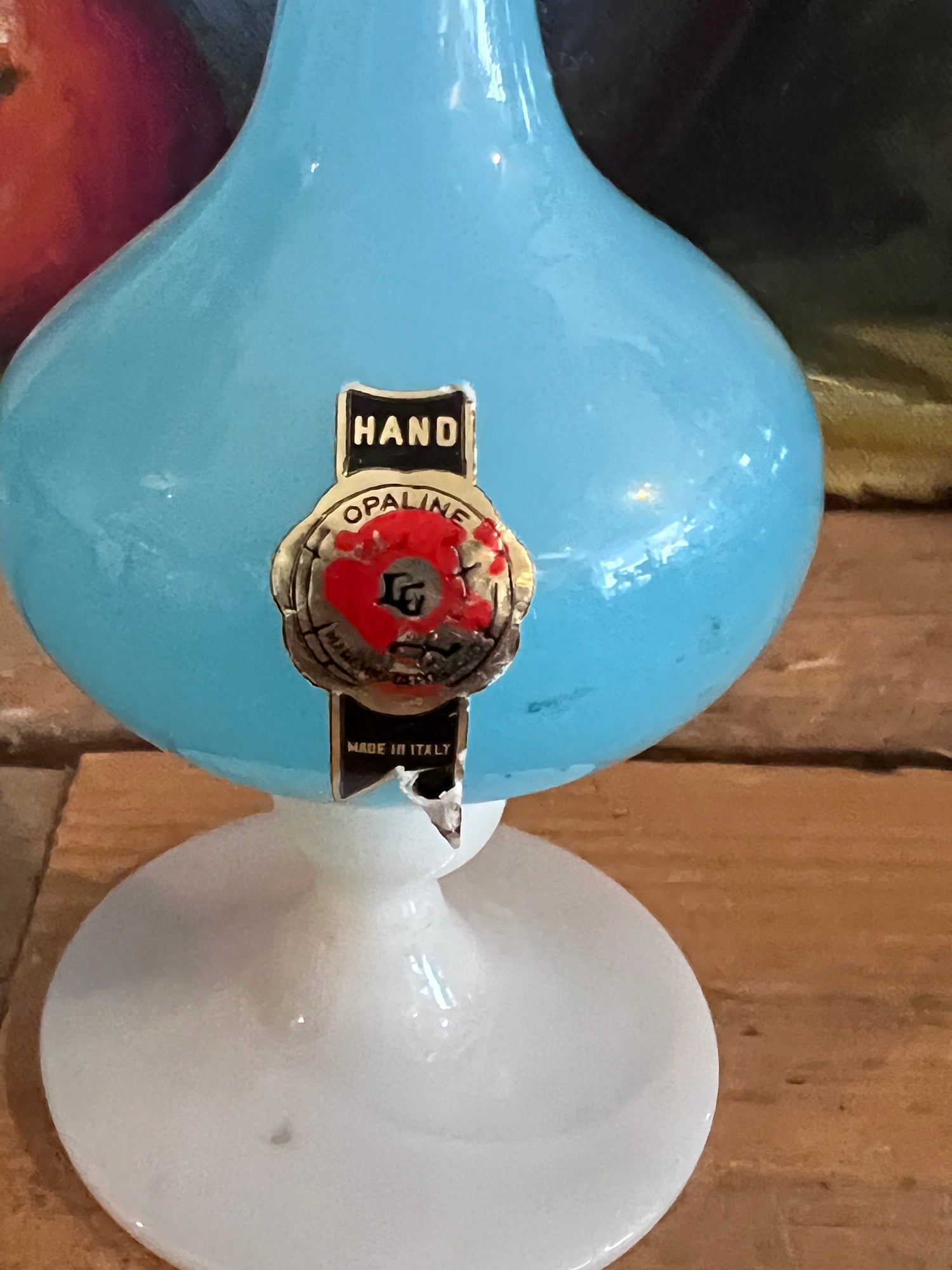 Blauwe vintage vaas met witte opaline voet