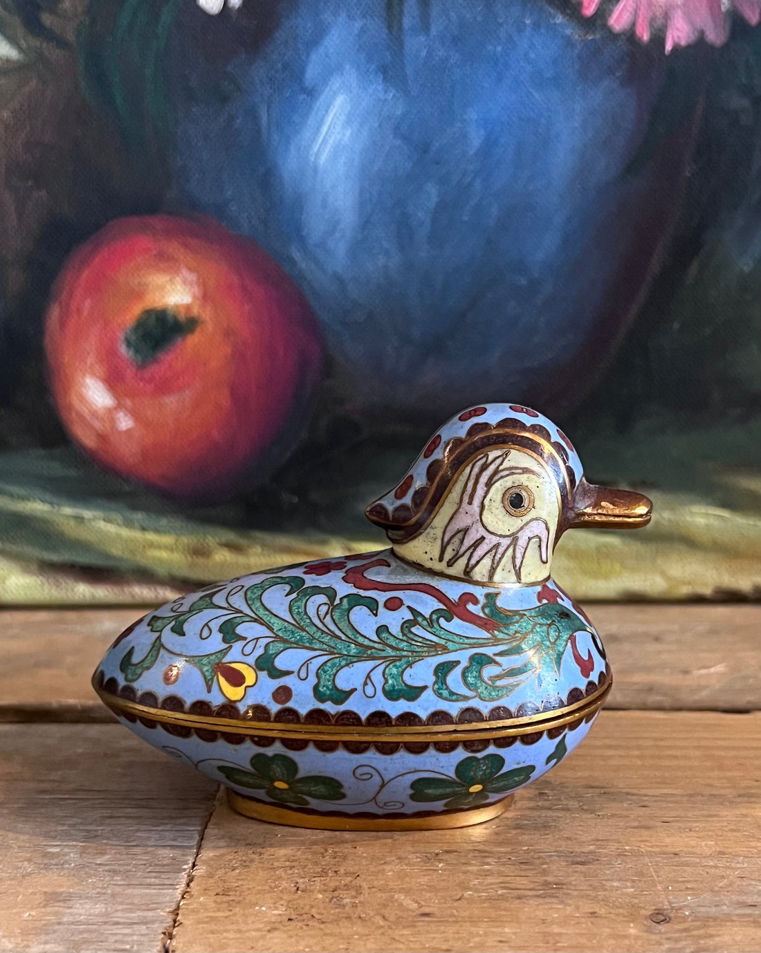 eend dekseldoosje cloisonné, vintage cloisonné doosje, kleurrijk cloisonné doosje, eend sieradendoosje, handgemaakt cloisonné, vintage dekseldoosje, cloisonné kunstwerk, kleurrijk eend doosje, verzamelobject cloisonné.