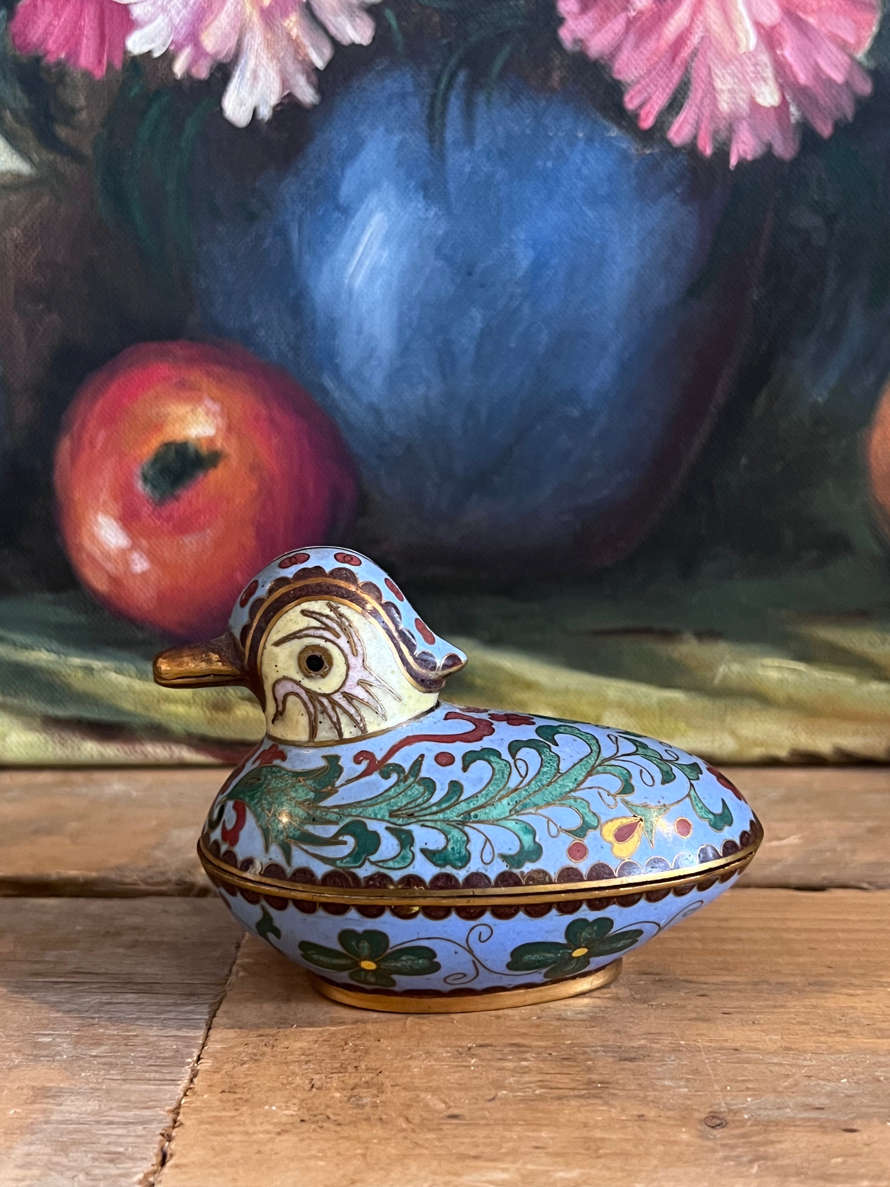 eend dekseldoosje cloisonné, vintage cloisonné doosje, kleurrijk cloisonné doosje, eend sieradendoosje, handgemaakt cloisonné, vintage dekseldoosje, cloisonné kunstwerk, kleurrijk eend doosje, verzamelobject cloisonné.