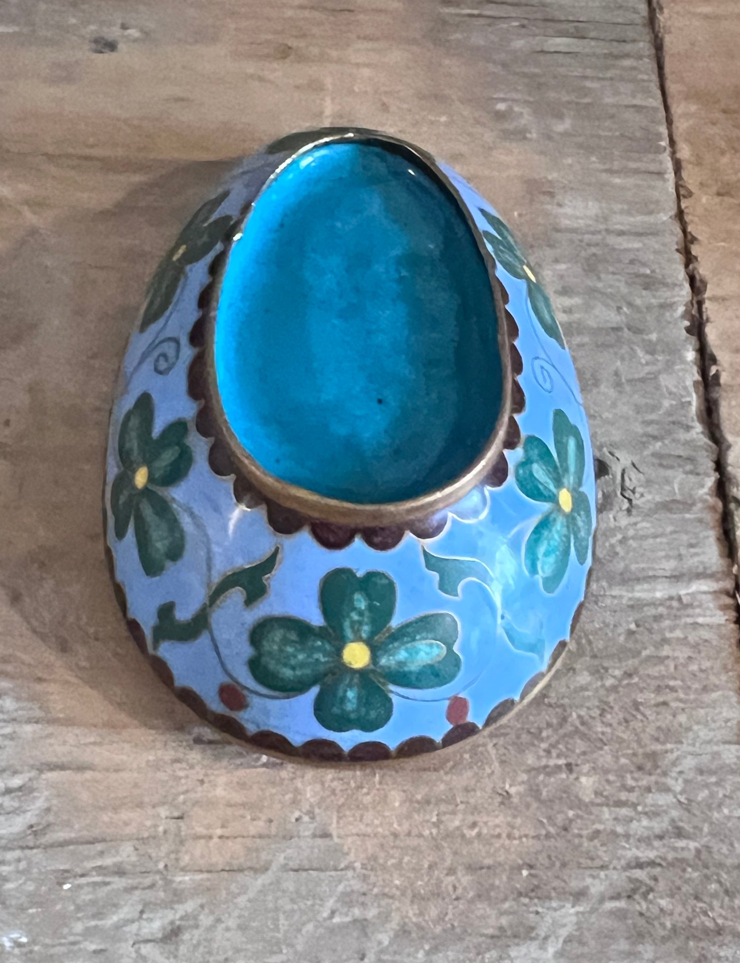 eend dekseldoosje cloisonné, vintage cloisonné doosje, kleurrijk cloisonné doosje, eend sieradendoosje, handgemaakt cloisonné, vintage dekseldoosje, cloisonné kunstwerk, kleurrijk eend doosje, verzamelobject cloisonné.