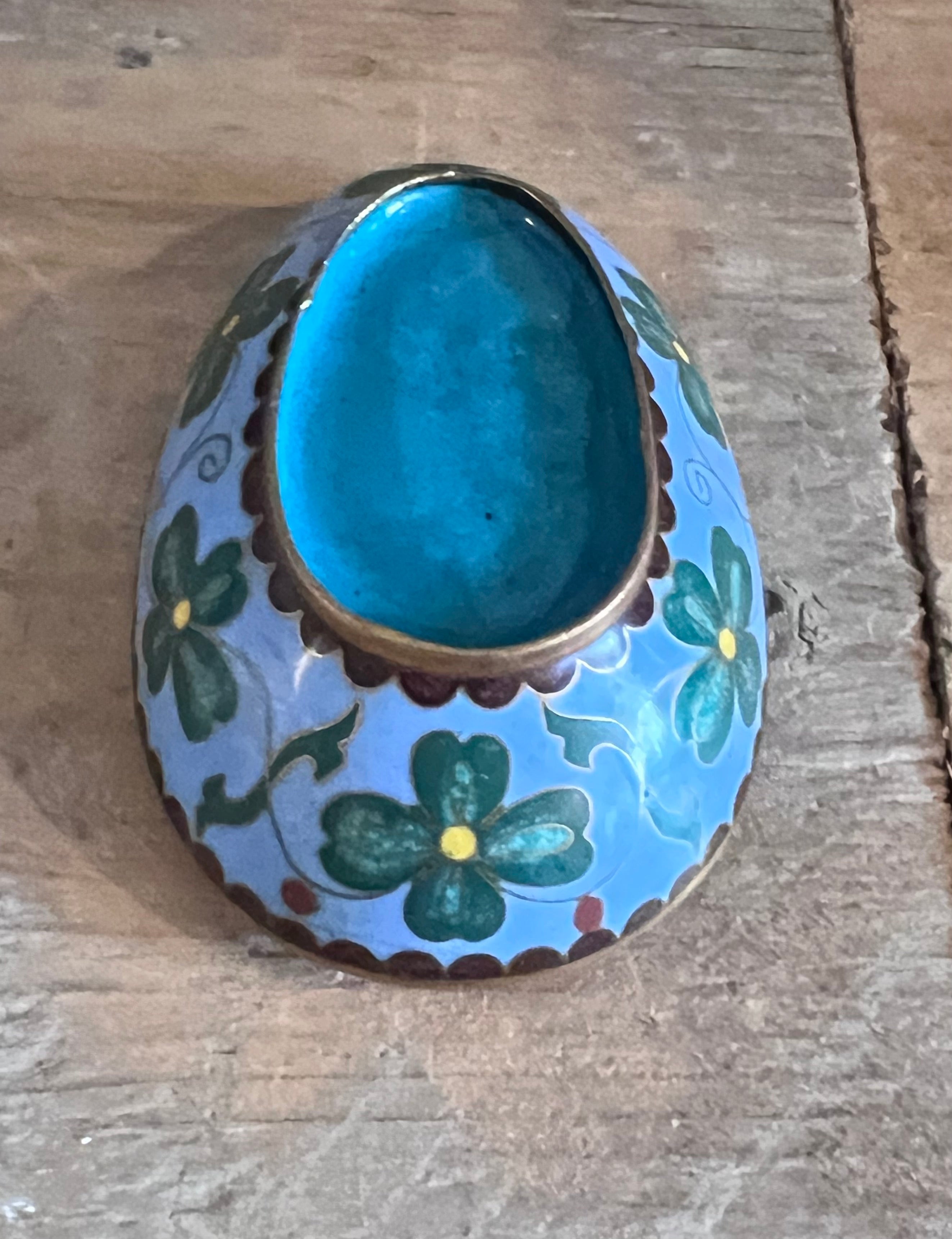 eend dekseldoosje cloisonné, vintage cloisonné doosje, kleurrijk cloisonné doosje, eend sieradendoosje, handgemaakt cloisonné, vintage dekseldoosje, cloisonné kunstwerk, kleurrijk eend doosje, verzamelobject cloisonné.