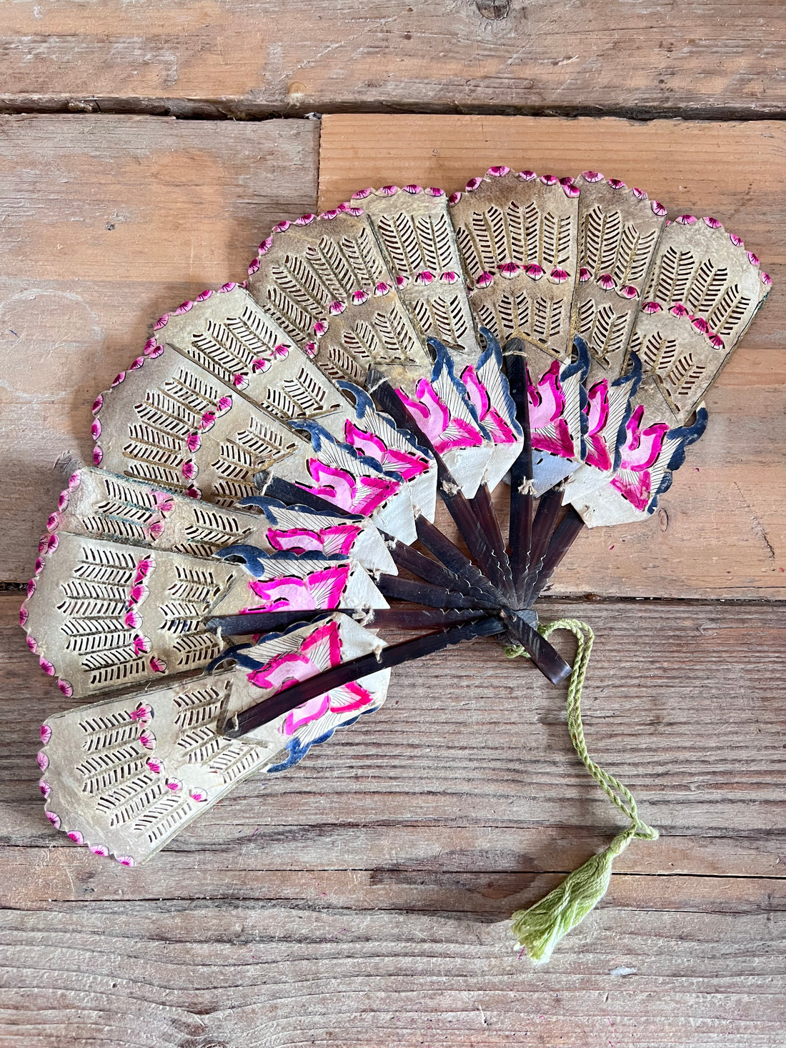 Wayang waaier handgemaakt, antieke wayang waaier, waaier van leer en hoorn, traditioneel Javaans handwerk, antiek Indonesisch decor, authentieke Javaanse waaier, handgemaakte waaier Java, antiek Indonesisch souvenir, Wayang waaier in zeer goede staat.