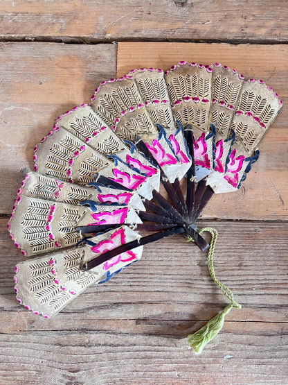 Wayang waaier handgemaakt, antieke wayang waaier, waaier van leer en hoorn, traditioneel Javaans handwerk, antiek Indonesisch decor, authentieke Javaanse waaier, handgemaakte waaier Java, antiek Indonesisch souvenir, Wayang waaier in zeer goede staat.