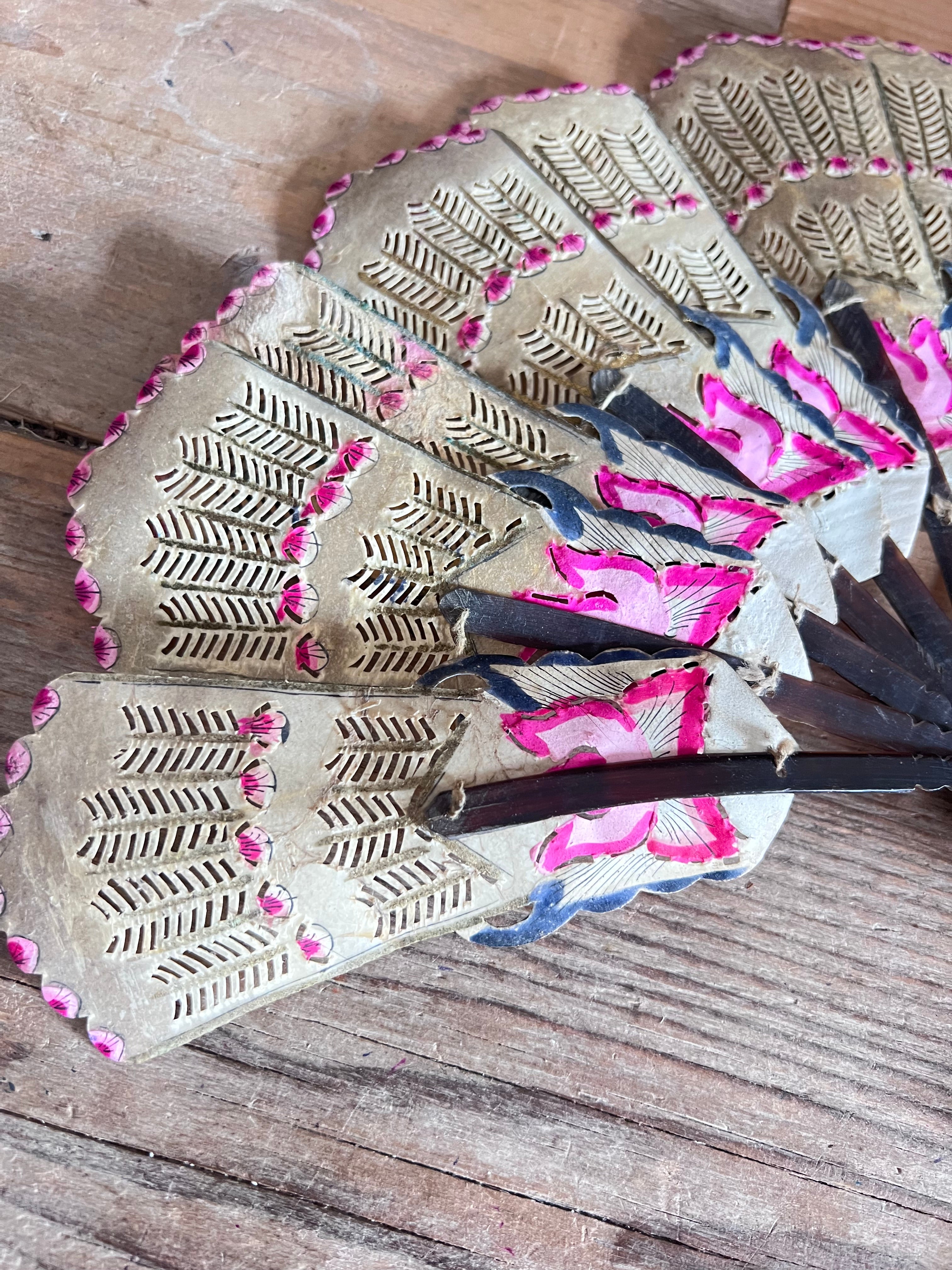 Wayang waaier handgemaakt, antieke wayang waaier, waaier van leer en hoorn, traditioneel Javaans handwerk, antiek Indonesisch decor, authentieke Javaanse waaier, handgemaakte waaier Java, antiek Indonesisch souvenir, Wayang waaier in zeer goede staat.