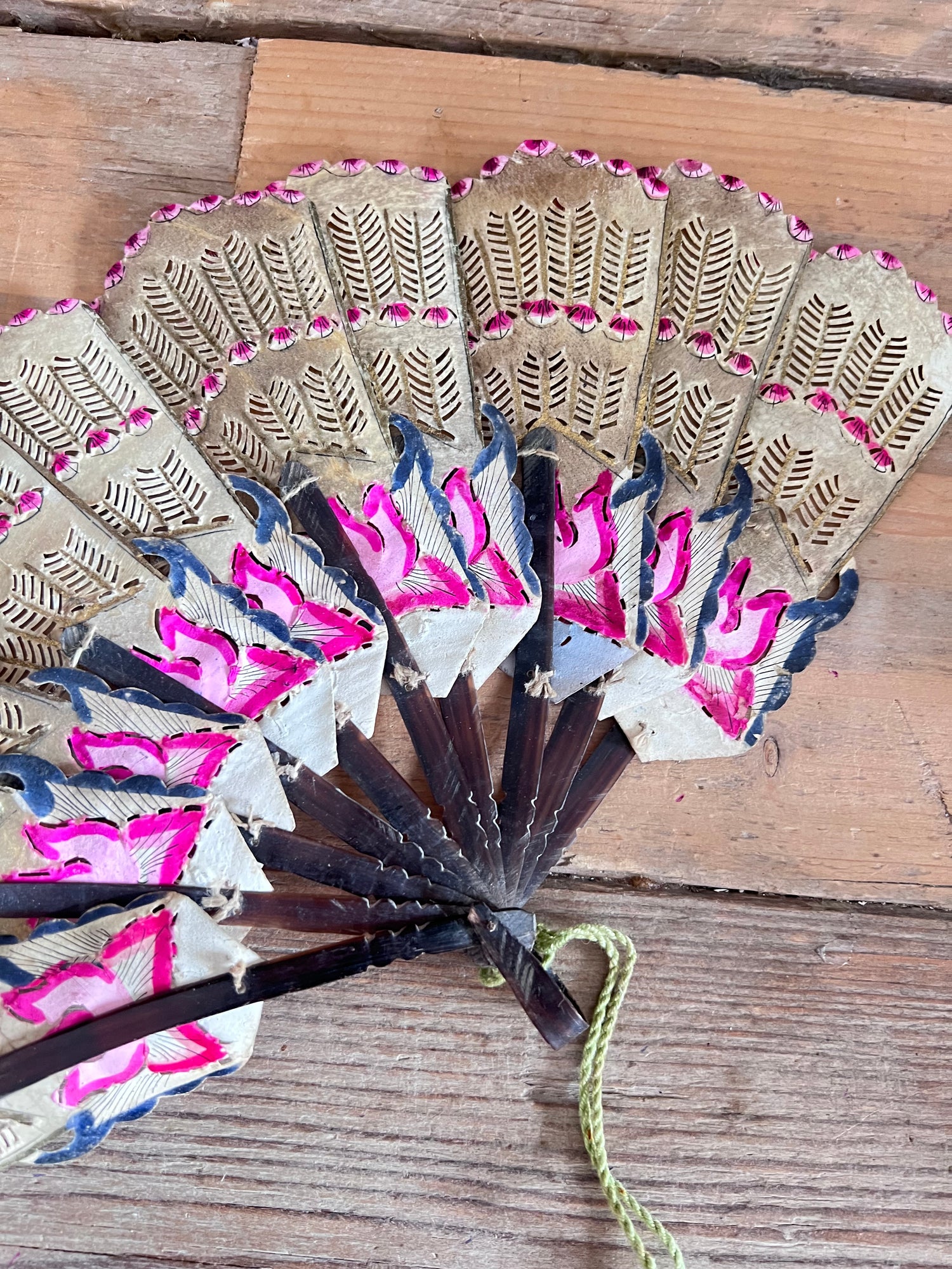 Wayang waaier handgemaakt, antieke wayang waaier, waaier van leer en hoorn, traditioneel Javaans handwerk, antiek Indonesisch decor, authentieke Javaanse waaier, handgemaakte waaier Java, antiek Indonesisch souvenir, Wayang waaier in zeer goede staat.