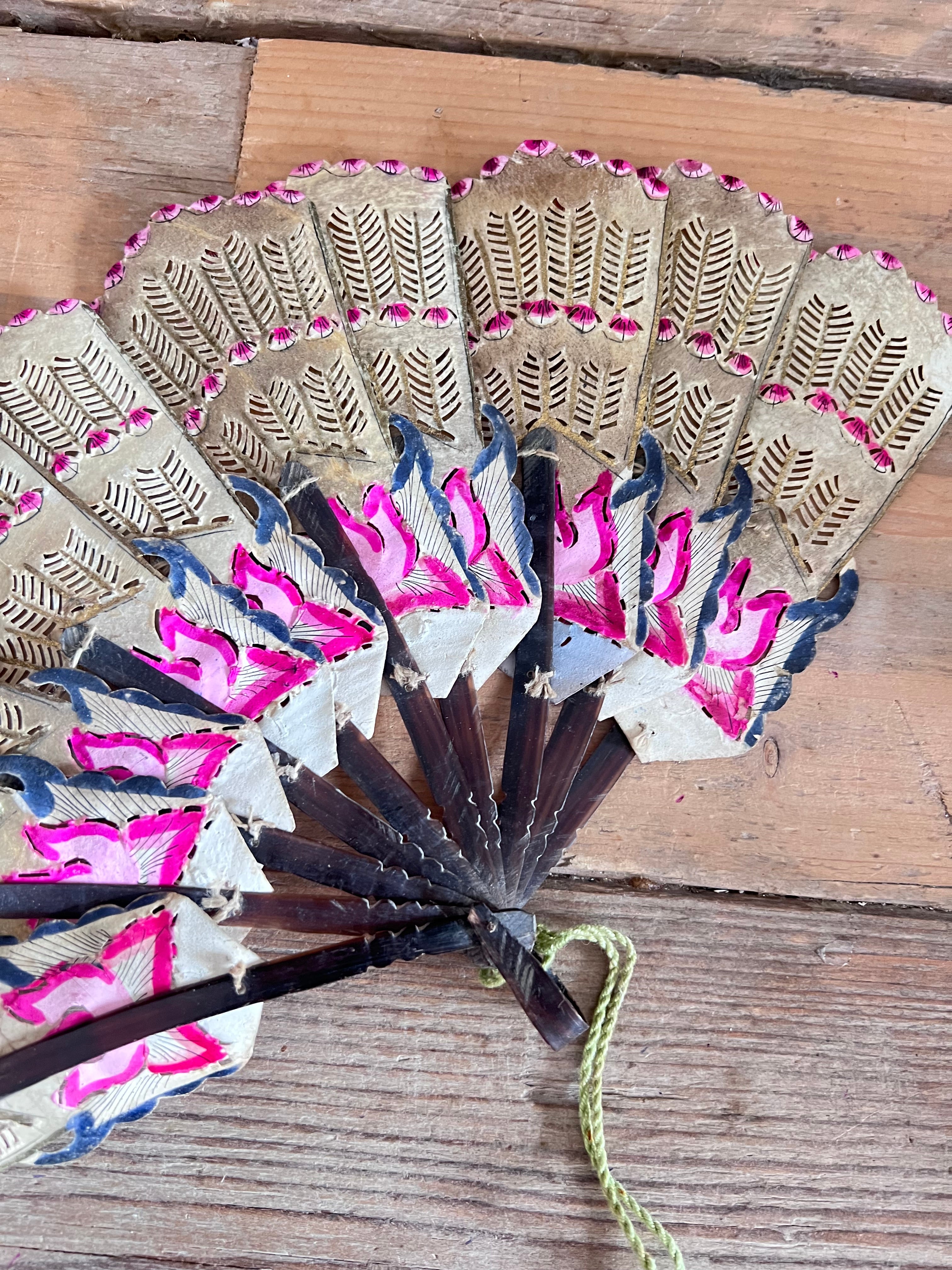 Wayang waaier handgemaakt, antieke wayang waaier, waaier van leer en hoorn, traditioneel Javaans handwerk, antiek Indonesisch decor, authentieke Javaanse waaier, handgemaakte waaier Java, antiek Indonesisch souvenir, Wayang waaier in zeer goede staat.