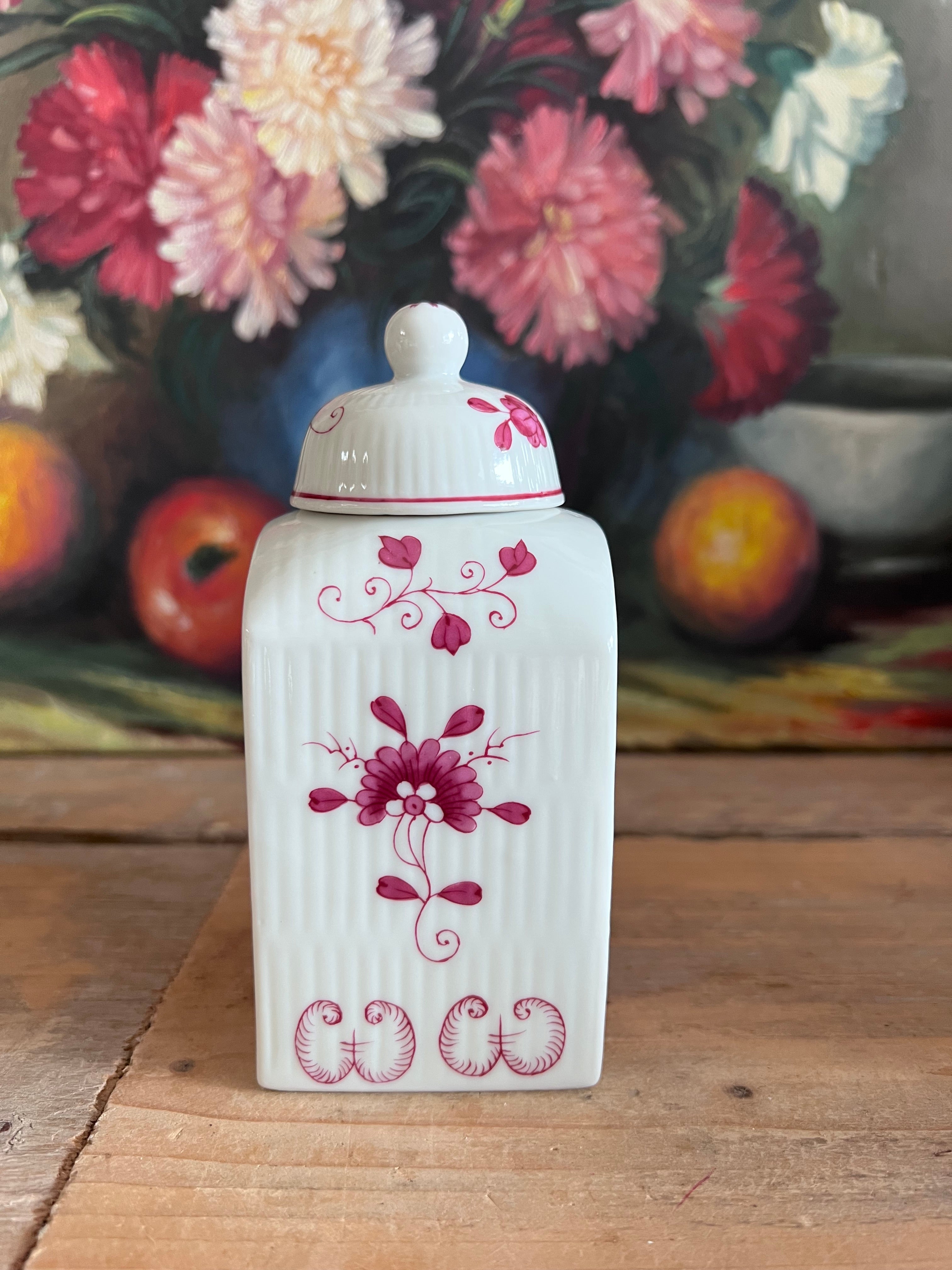 China purpur theebus, porseleinen theebus, theebus porselein, vintage theebus, purperen theebus, theebus decoratief, stijlvol theebus, bewaarbuis thee, authentieke theebus porselein.