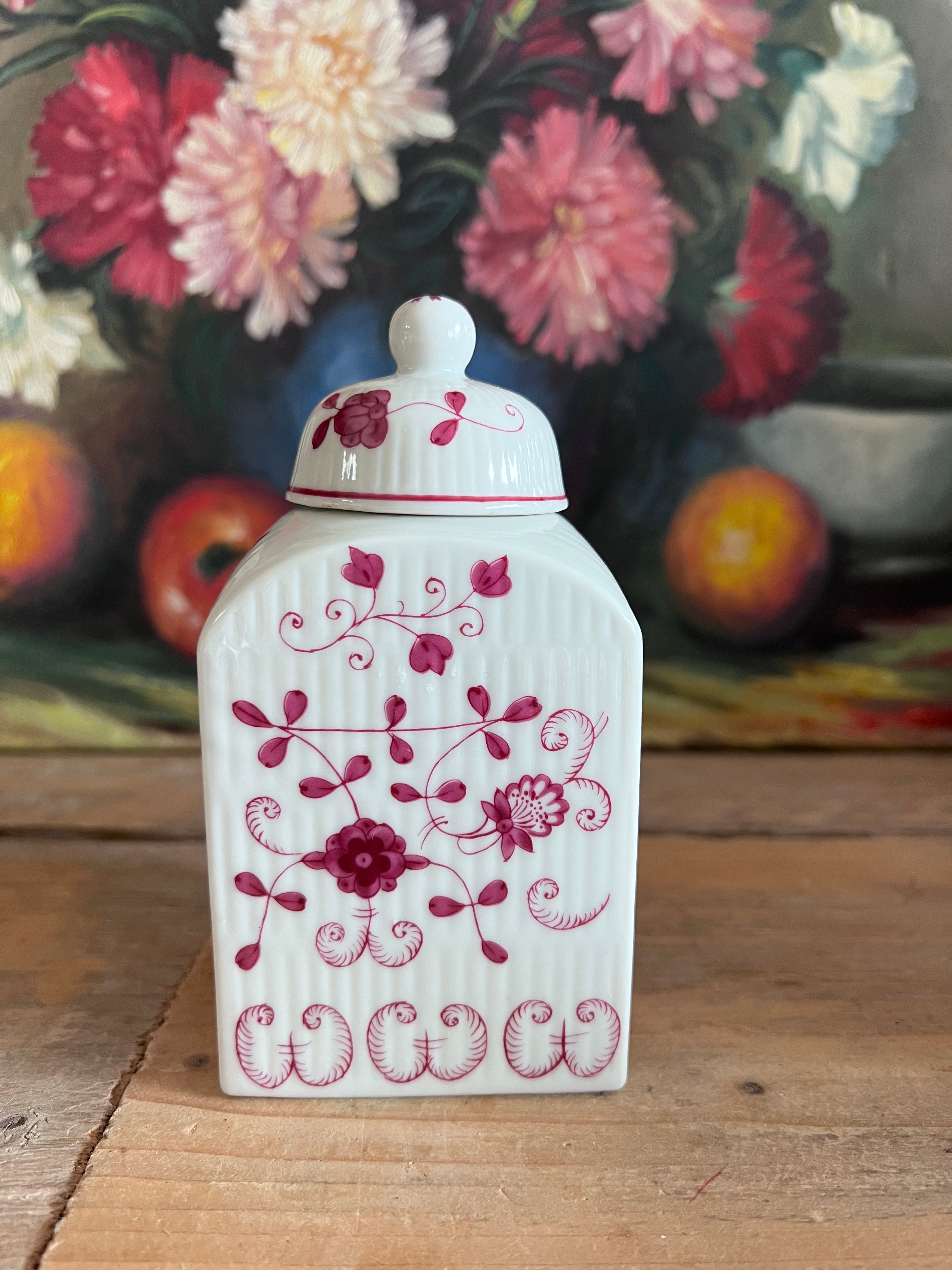 China purpur theebus, porseleinen theebus, theebus porselein, vintage theebus, purperen theebus, theebus decoratief, stijlvol theebus, bewaarbuis thee, authentieke theebus porselein.