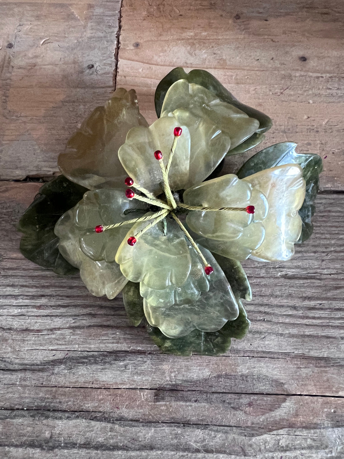 decoratieve bloem van jade, vintage jade bloem, jade interieurdecoratie, authentieke jade bloem, decoratie groene bloem, vintage woonaccessoires, handgemaakte jade decoratie, luxe interieuraccessoires