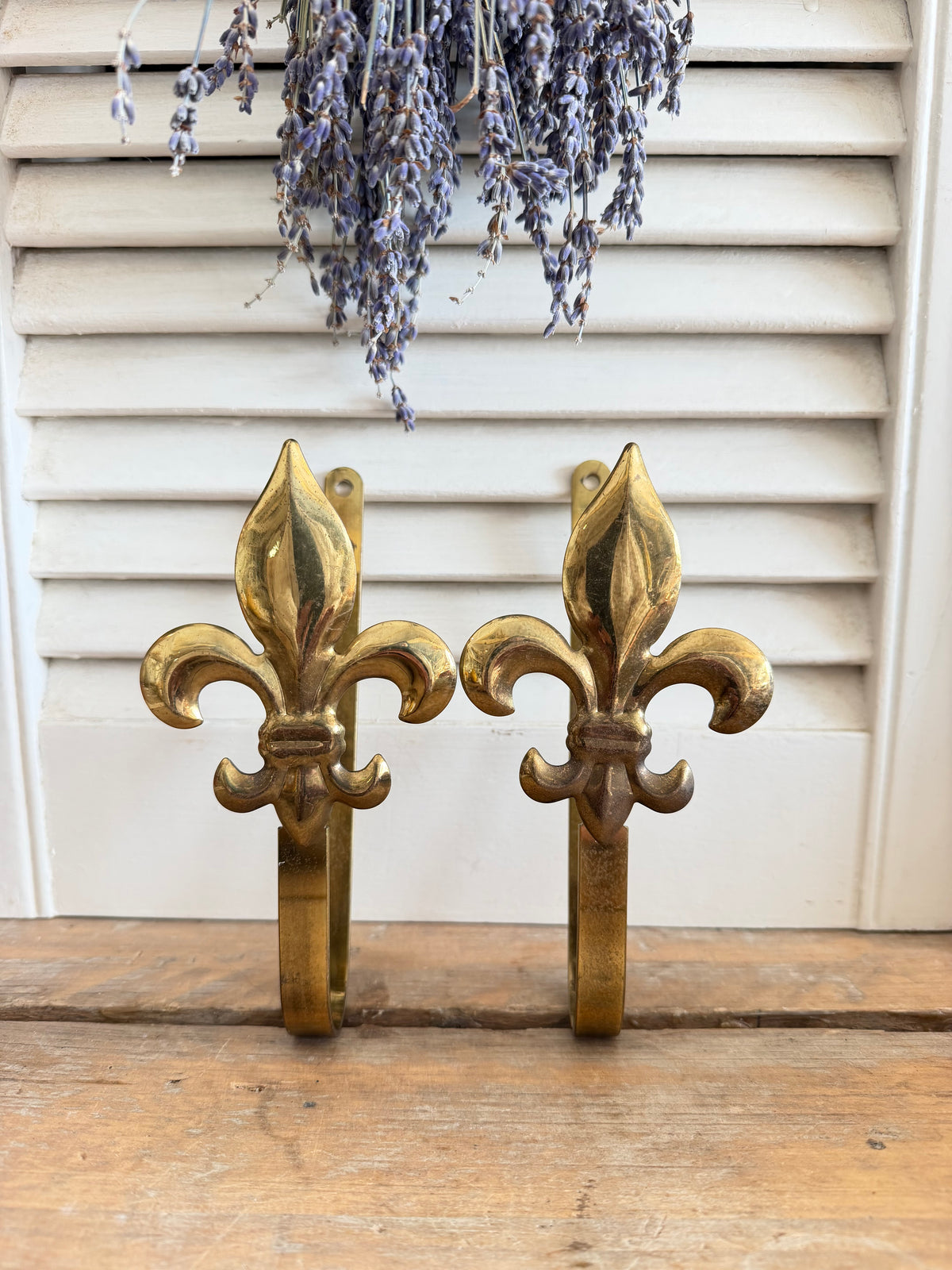 messing gordijnaccessoires, vintage kapstokhaken, Franse lelie, sierlijke fleur de lys gordijnembrasses, gordijnhaken messing, Franse raamdecoratie,Sofia&