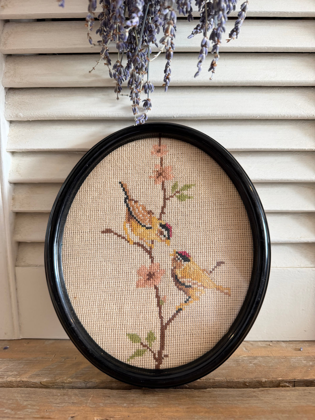 vintage borduurwerk, borduurwerk vogeltjes op bloeiende tak, vintage wanddecoratie, brocante wanddecoratie, geborduurd schilderijtje, Sofia&