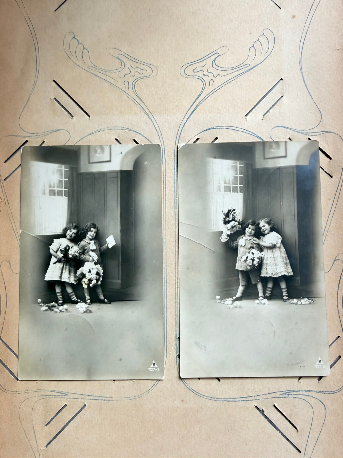 antieke fotokaarten, oude ansichtkaarten, meisjes met bloemen, kinderkaarten 1926, vintage fotografie, antieke postkaarten, zwart wit fotokaarten, jaren 20 fotografie, Sofia&