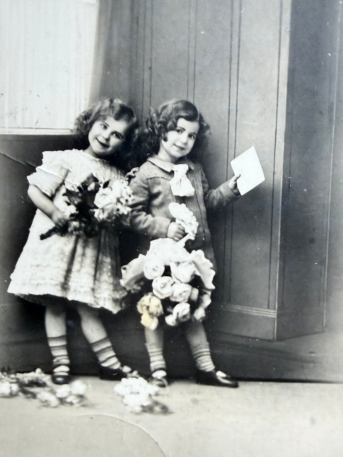Twee antieke fotokaarten met meisjes en bloemen -1926 gelopen - set van 2
