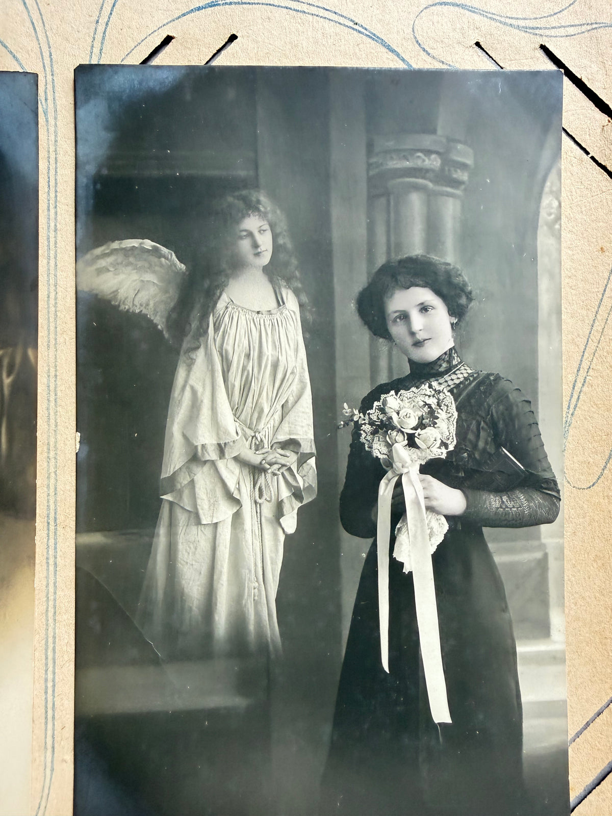antieke fotokaarten, oude ansichtkaarten, romantische ansichtkaarten, vintage paardenkaart, antieke engelenkaart, oude zwart wit fotografie, nostalgische postkaarten, vintage empemhera, oude fotokaarten verzamelen, Sofia&