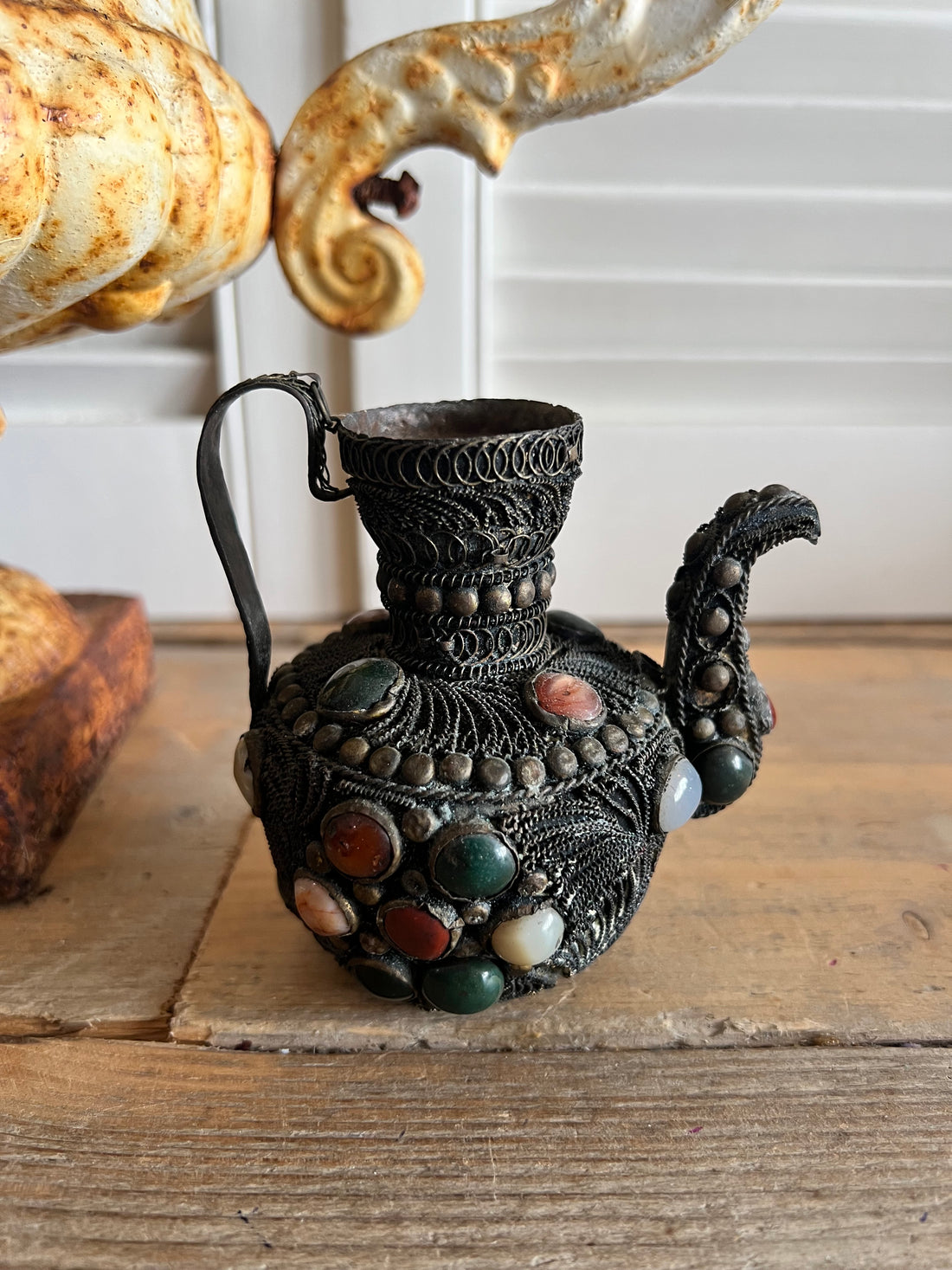 Vintage vaasje beplakt met edelstenen