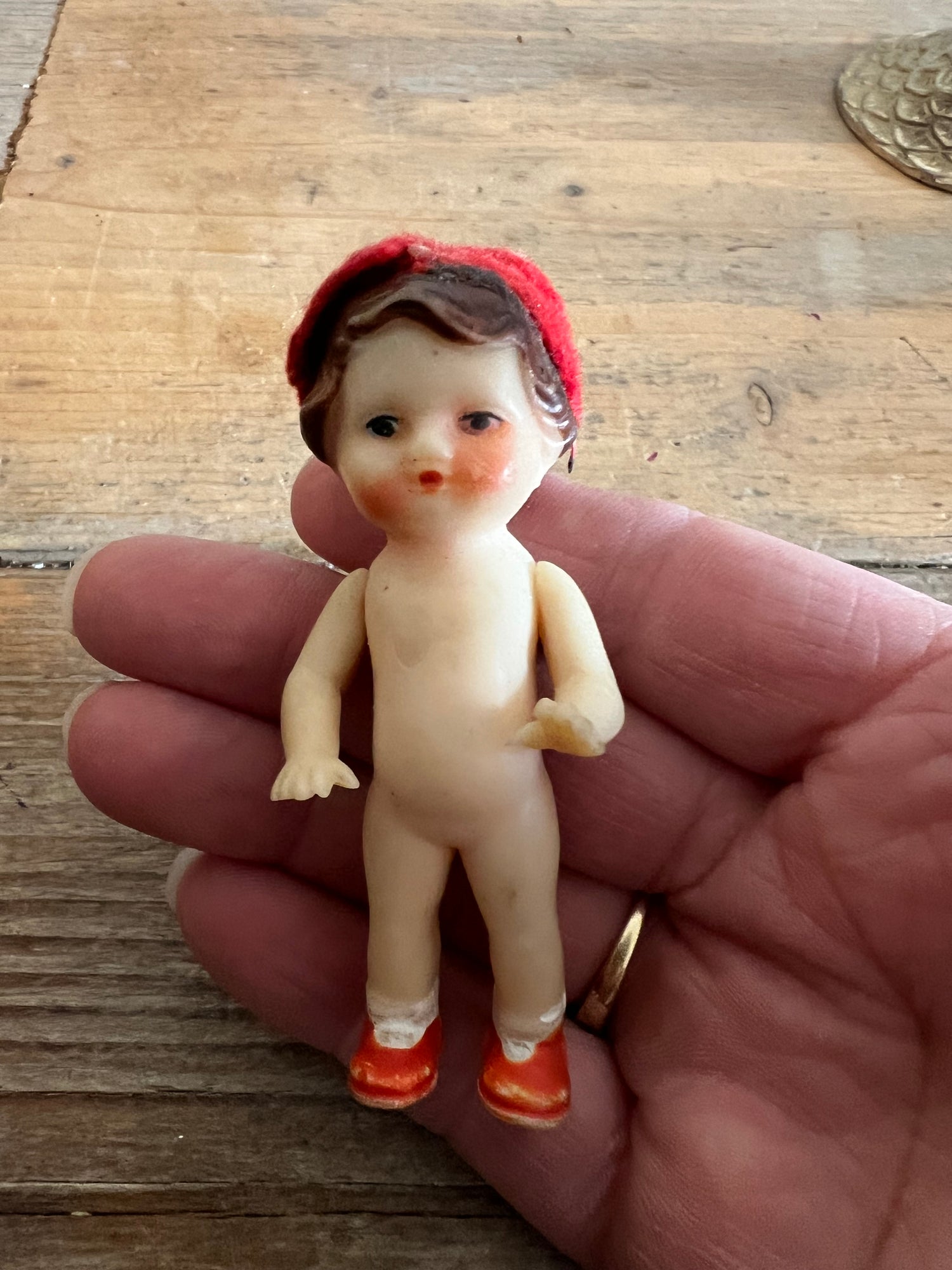 Ari poppetje met rood hoedje