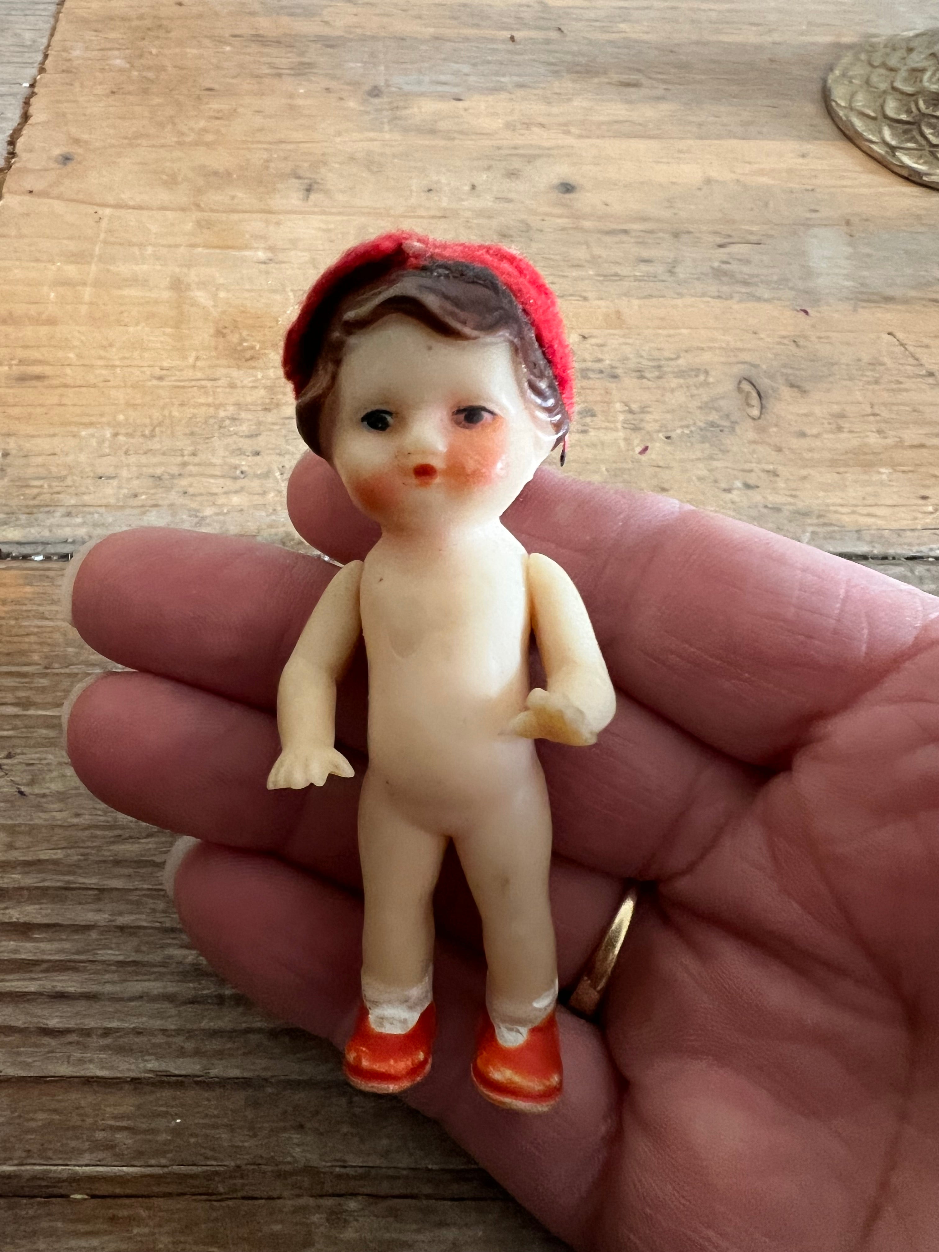 Ari poppetje met rood hoedje