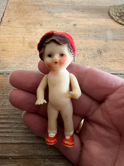 Ari poppetje met rood hoedje
