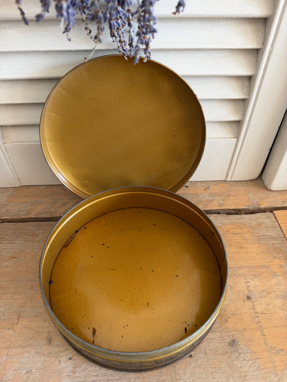 vintage blik, oud rond blik, Art Deco blik, blikken trommel, vintage bewaarblik, blik met dame, romantisch vintage, brocante woonaccessoires, verzamelblik, Sofia&