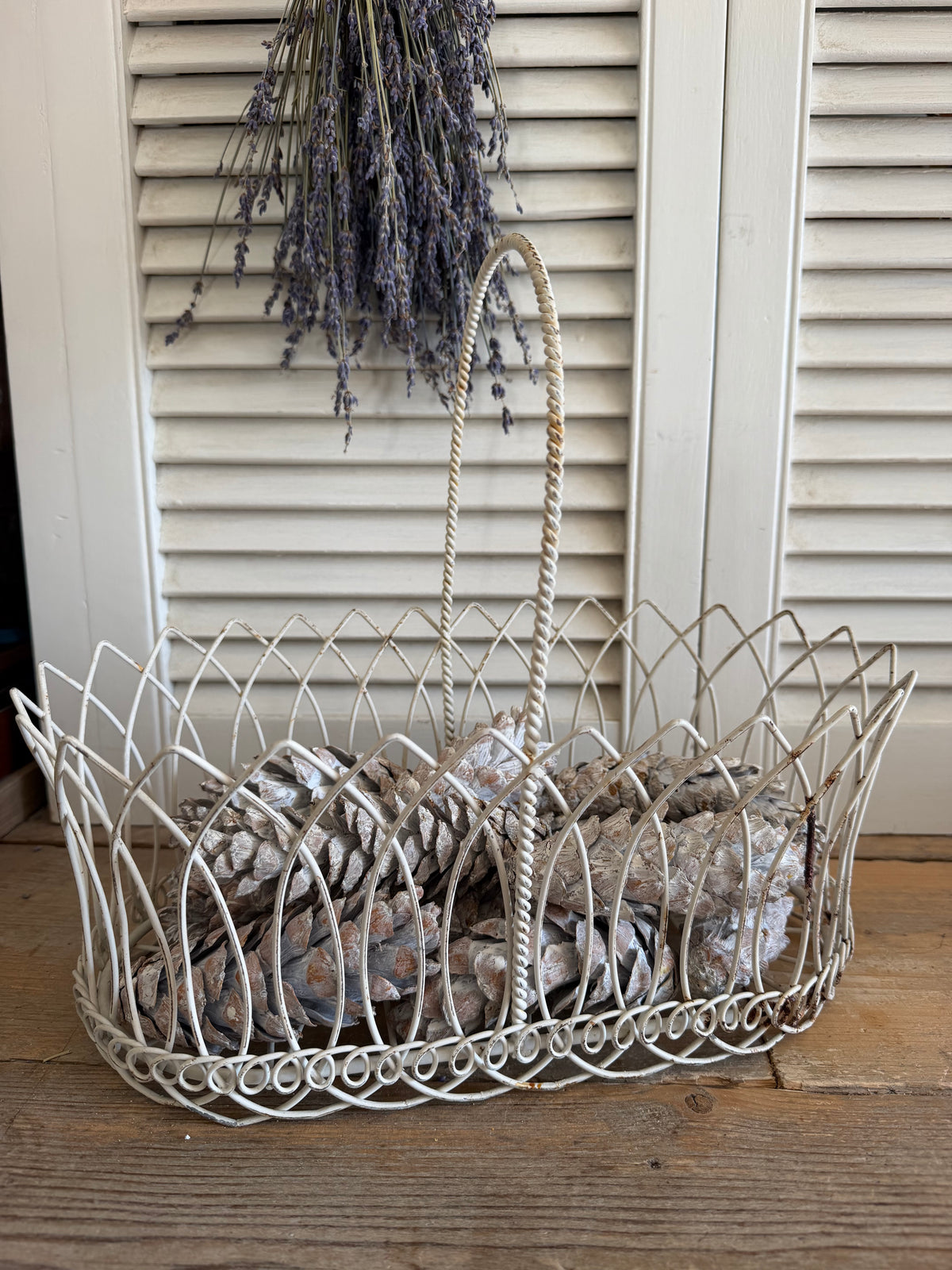 brocante draadmand, metalen mand met hengsel, vintage draadmand, Franse brocante mand, landelijke woondecoratie, Sofia&
