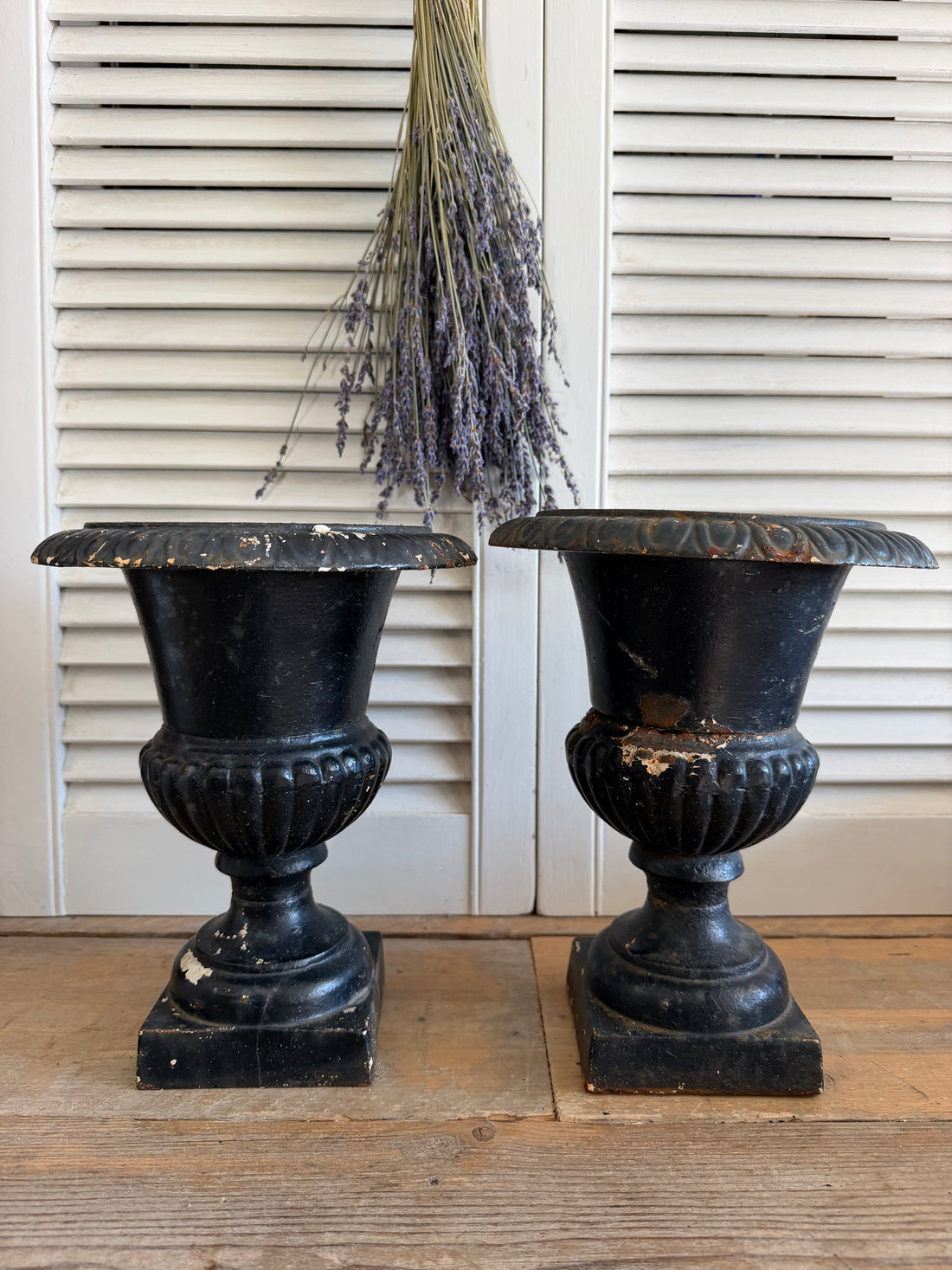 Louvre vazen, gietijzeren vazen, Franse tuinvazen, vintage gietijzeren urnen, brocante siervazen, Franse jardinières, klassieke turnvazen, zwarte gietijzeren vazen, zwarte Louvre vazen, Sofia&