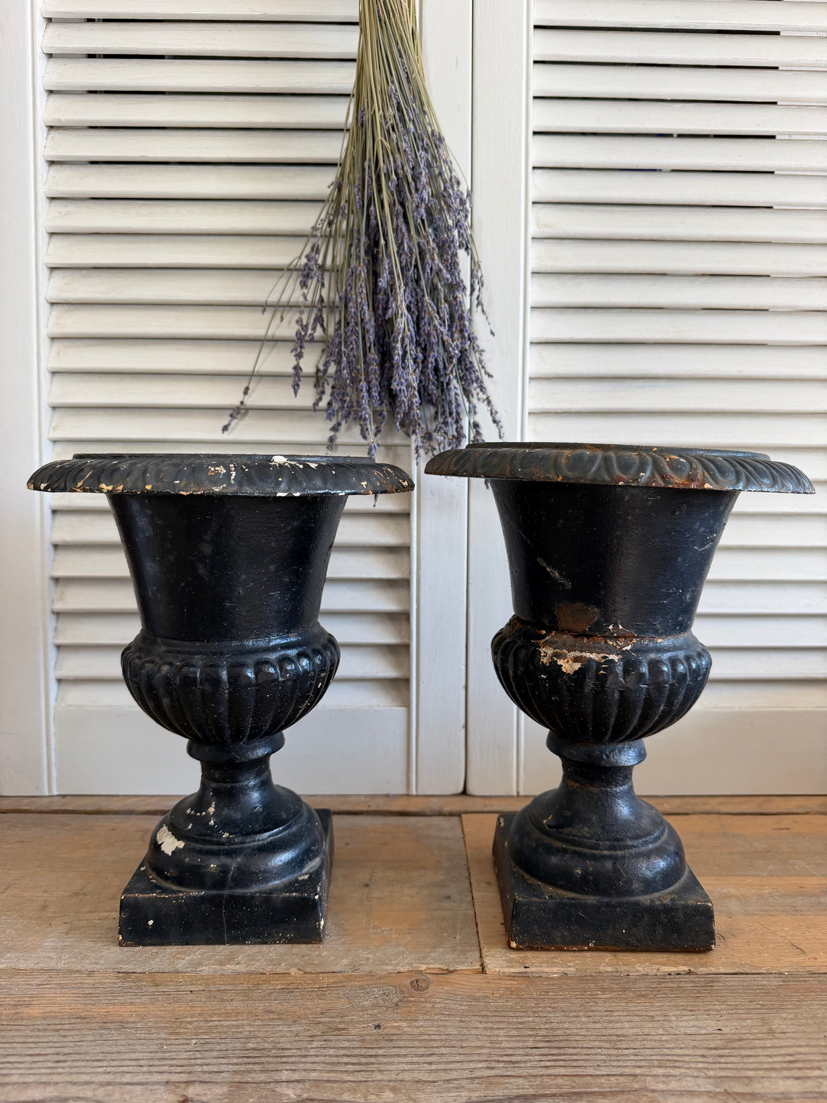 Louvre vazen, gietijzeren vazen, Franse tuinvazen, vintage gietijzeren urnen, brocante siervazen, Franse jardinières, klassieke turnvazen, zwarte gietijzeren vazen, zwarte Louvre vazen, Sofia&