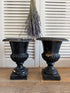 Louvre vazen, gietijzeren vazen, Franse tuinvazen, vintage gietijzeren urnen, brocante siervazen, Franse jardinières, klassieke turnvazen, zwarte gietijzeren vazen, zwarte Louvre vazen, Sofia&