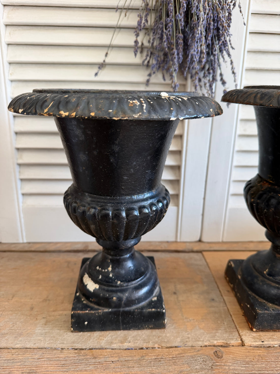 Louvre vazen, gietijzeren vazen, Franse tuinvazen, vintage gietijzeren urnen, brocante siervazen, Franse jardinières, klassieke turnvazen, zwarte gietijzeren vazen, zwarte Louvre vazen, Sofia&