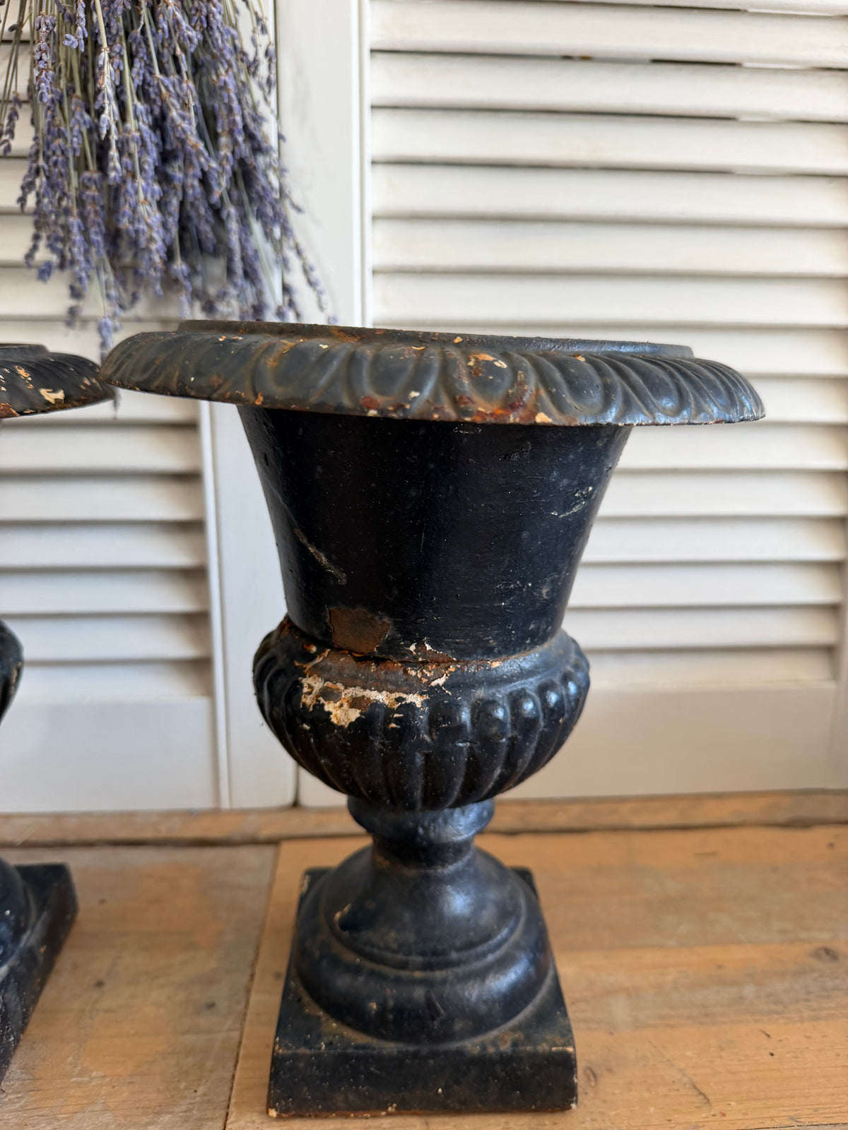 Louvre vazen, gietijzeren vazen, Franse tuinvazen, vintage gietijzeren urnen, brocante siervazen, Franse jardinières, klassieke turnvazen, zwarte gietijzeren vazen, zwarte Louvre vazen, Sofia&
