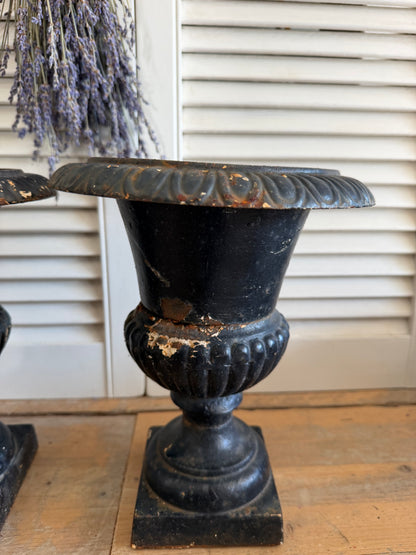 Louvre vazen, gietijzeren vazen, Franse tuinvazen, vintage gietijzeren urnen, brocante siervazen, Franse jardinières, klassieke turnvazen, zwarte gietijzeren vazen, zwarte Louvre vazen, Sofia&