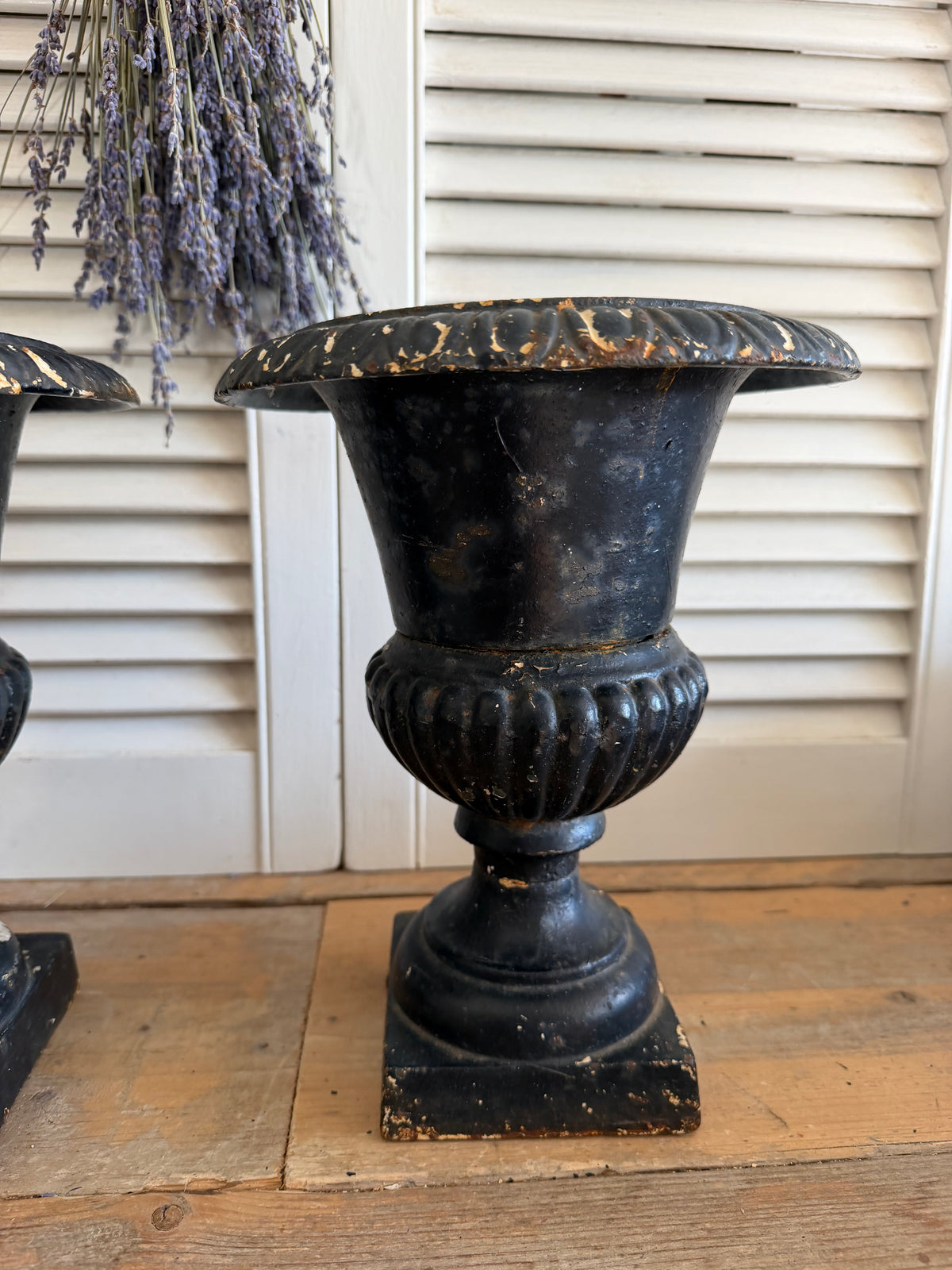 Louvre vazen, gietijzeren vazen, Franse tuinvazen, vintage gietijzeren urnen, brocante siervazen, Franse jardinières, klassieke turnvazen, zwarte gietijzeren vazen, zwarte Louvre vazen, Sofia&