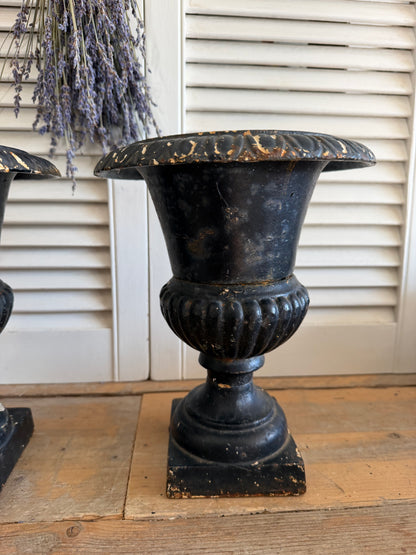 Louvre vazen, gietijzeren vazen, Franse tuinvazen, vintage gietijzeren urnen, brocante siervazen, Franse jardinières, klassieke turnvazen, zwarte gietijzeren vazen, zwarte Louvre vazen, Sofia&