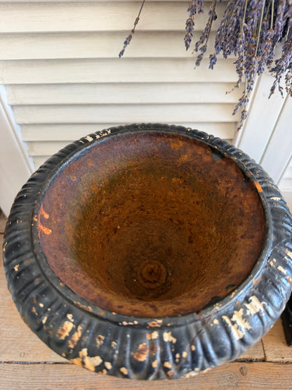Louvre vazen, gietijzeren vazen, Franse tuinvazen, vintage gietijzeren urnen, brocante siervazen, Franse jardinières, klassieke turnvazen, zwarte gietijzeren vazen, zwarte Louvre vazen, Sofia&