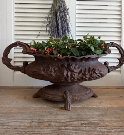 gietijzeren jardinière, grote franse jardinière, brocante plantenbak, Franse tuinornamenten, jardinière met oren, oorvaas, klassieke gietijzeren oorvaas, Sofia&