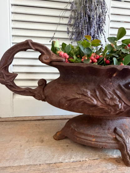 gietijzeren jardinière, grote franse jardinière, brocante plantenbak, Franse tuinornamenten, jardinière met oren, oorvaas, klassieke gietijzeren oorvaas, Sofia&