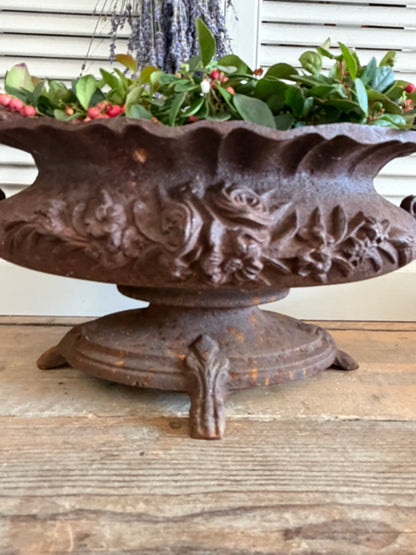 gietijzeren jardinière, grote franse jardinière, brocante plantenbak, Franse tuinornamenten, jardinière met oren, oorvaas, klassieke gietijzeren oorvaas, Sofia&