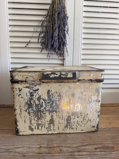 oud bakkersblik, antiek winkelblik, brocante opbergblik,vintage voorraadblik, brocante keukendecoratie, landelijke keukendecoratie, verweerd voorraadblik, Sofia&