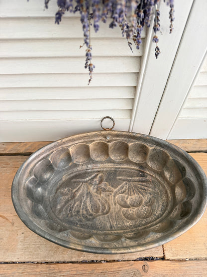 koperen bakvorm, vintage bakvorm, Franse brocante, oude koperen bakvorm, koperen keukendecoratie, landelijke keuken, bakvorm fruitreliëf, Franse brocante, Sofia&
