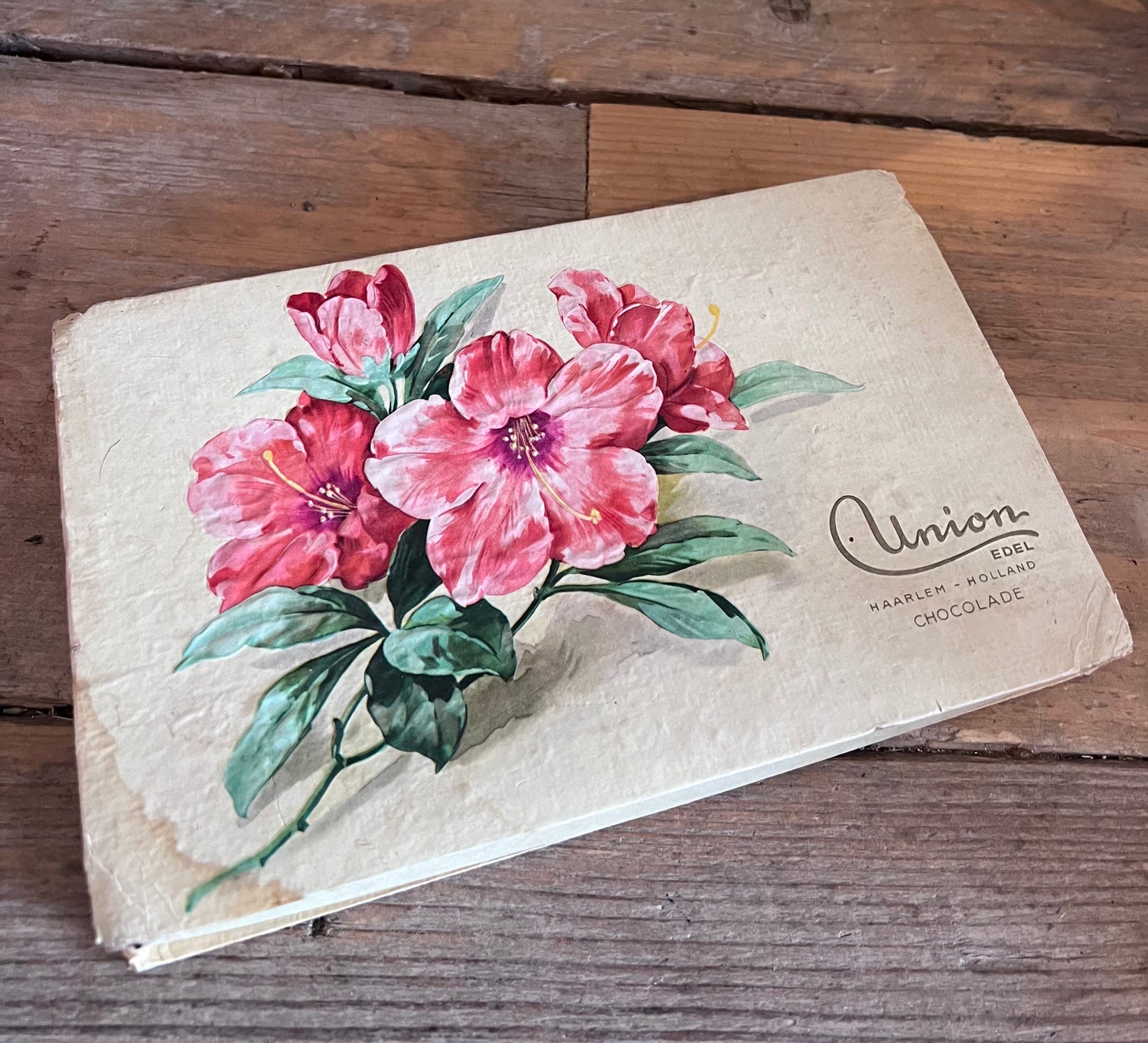 vintage Union Edel chocolade doosje, Union Edel chocolade Haarlem, retro chocolade verpakking, jaren 50 chocolade doosje, vintage chocoladeverpakking papier, verzamelaars item chocolade, nostalgisch chocolade doosje, oud chocolade verpakking, Union Edel retro doosje, vintage doosje met gebruikssporen.