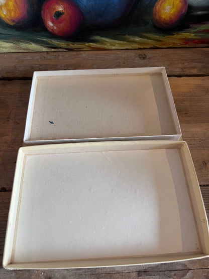 vintage Union Edel chocolade doosje, Union Edel chocolade Haarlem, retro chocolade verpakking, jaren 50 chocolade doosje, vintage chocoladeverpakking papier, verzamelaars item chocolade, nostalgisch chocolade doosje, oud chocolade verpakking, Union Edel retro doosje, vintage doosje met gebruikssporen.