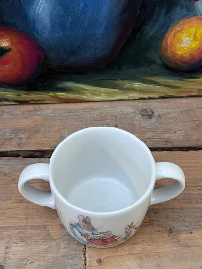 Peter Rabbit mok, Peter Rabbit mok met twee oren, Wedgwood porselein mok, porseleinen mok Peter Rabbit, kindermok, cadeau Peter Rabbit, Wedgwood servies, mok met illustraties, luxe porselein mok, theemok Peter Rabbit.