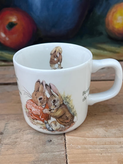 Little Benjamin beker, Wedgwood porselein beker, porseleinen kinderbeker, Wedgwood kinderservies, Little Benjamin servies, kindvriendelijke porseleinen beker, cadeau kinderbeker, duurzaam porselein, bekers Wedgwood, klassieke kinderbekers.