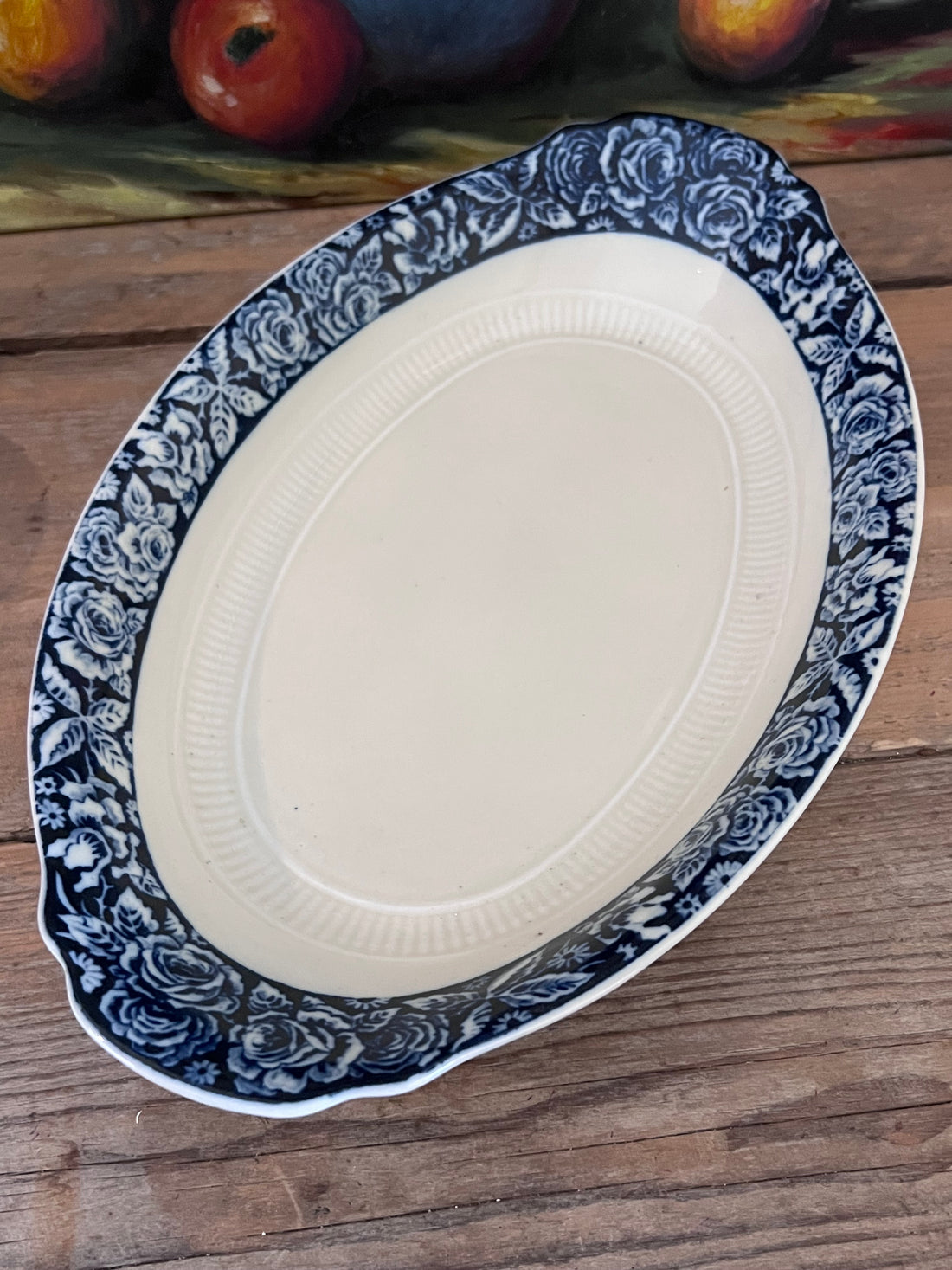 Mosa serveerschaal, vintage serveerschaal, Mosa vintage servies, serveerschaal met bloemenrand, blauw-witte rozen servies, vintage servies keramiek, bloemenmotief servies, romantisch servies, keramische serveerschaal, decoratieve serveerschaal.