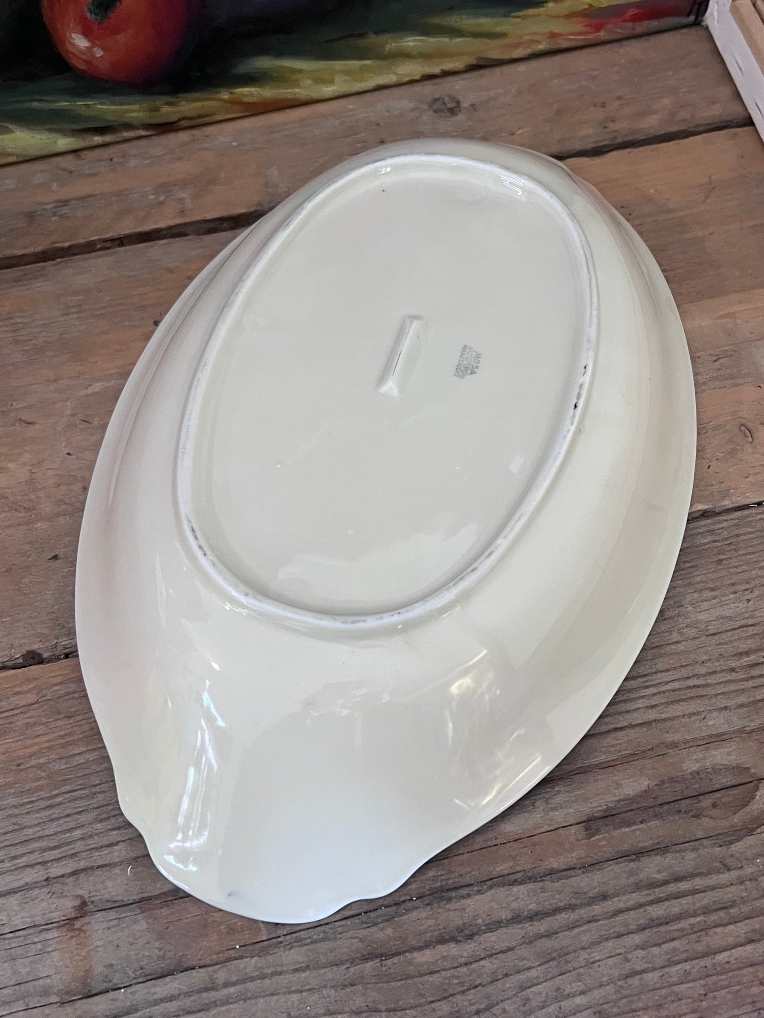 Mosa serveerschaal, vintage serveerschaal, Mosa vintage servies, serveerschaal met bloemenrand, blauw-witte rozen servies, vintage servies keramiek, bloemenmotief servies, romantisch servies, keramische serveerschaal, decoratieve serveerschaal.